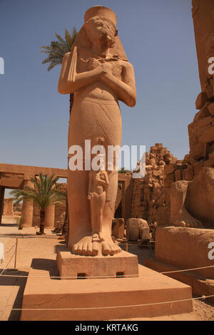 La statue de Ramsès II avec les bras croisés, holding crook et un broyeur (symboles de la royauté), avec la petite statue de la princesse Bent-anta à son ajustement, Gr Banque D'Images