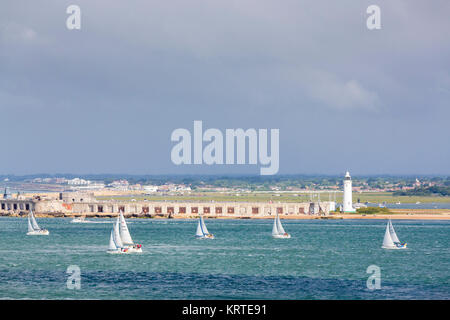 Les concurrents passent Hurst, le cycle annuel phare pendant la course de l'île au large de Cowes, île de Wight. Autour de 1 342 bateaux et 13 000 marins participer Banque D'Images