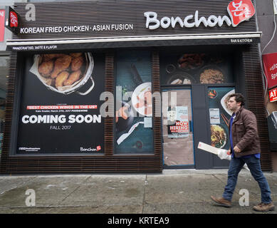 Bonchon fried chicken restaurant coréen annonce qu'il se l'embauche avant l'ouverture imminente de sa nouvelle succursale dans le quartier de Chelsea à New York, vu le Samedi, Décembre 16, 2017. (© Richard B. Levine) Banque D'Images