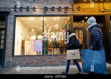 Un peuple libre magasin de vêtements pour femmes dans le Meatpacking district de New York le Samedi, Décembre 16, 2017. Peuple libre est une marque de Urban Outfitters. Urban Outfitters récente troisième trimestre a été soutenue par l'augmentation des ventes à la marque de personne libre. (© Richard B. Levine) Banque D'Images