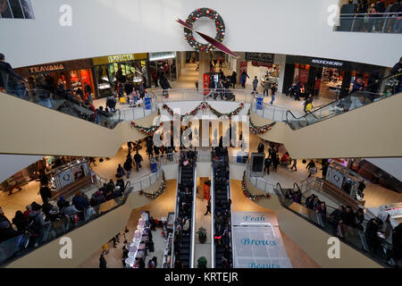 Des hordes de shoppers foule le Queens Center Mall dans le borough du Queens à New York, le dimanche 17 décembre 2017, une semaine avant Noël. Les détaillants font état d'une bosse dans les ventes de Noël comme elles leurrent en augmentation et le trafic de pied. (© Richard B. Levine) Banque D'Images