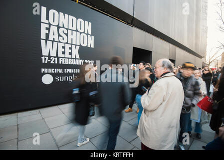 Londres, Angleterre - 17 Février 2017 : Les gens en mouvement à l'entrée de la Semaine de la mode de Londres. Banque D'Images