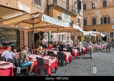 Le restaurant-terrasse sur la Piazza della Rotonda dans le centro storico, Rome, Italie Banque D'Images