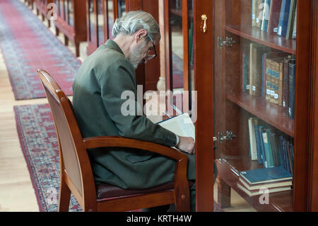 Bibliothèque de Maténadaran, Erevan, Arménie, octobre 2012 : Un homme regarde vieux manuscrits et livres à la Mesrop Machtots Institut des manuscrits anciens Banque D'Images