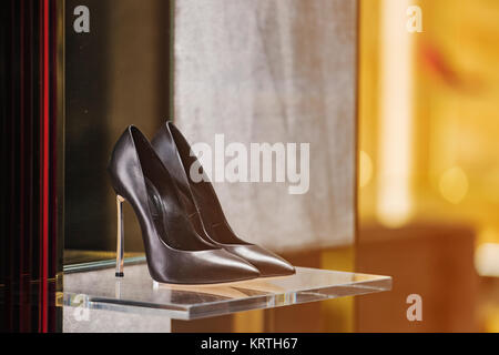 Chaussures femmes dans un magasin de luxe Banque D'Images