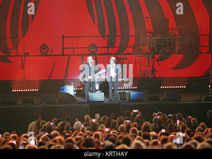 Vérone, Italie - 14 octobre 2017 : Concert Live de Umberto Tozzi une chanteuse pop italienne avec son ami Albano Carrisi à l'Arène de Vérone Banque D'Images