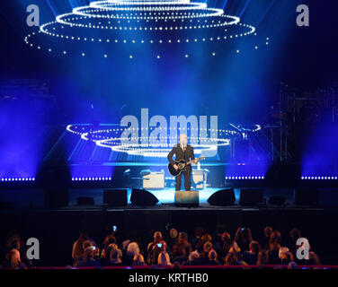 Vérone, Italie - 14 octobre 2017 : Concert Live de Umberto Tozzi une chanteuse pop italienne à jouer de la guitare à l'Arène de Vérone Banque D'Images