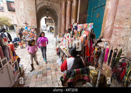 Cuenca Equateur - stands de marchés dans l'entrée de la cathédrale, Cuenca, Equateur, Amérique du Sud Banque D'Images