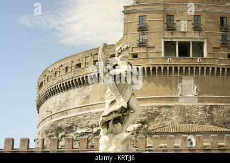 Détail d'un merveilleux ange statue avec le magnifique Château de la Saint Ange à Rome Banque D'Images