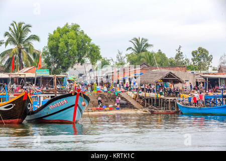 Bateaux et à l'arrêt de la pêche au carrelet piège Cua Dai Beach, Hoi An, Vietnam. Hoi An est reconnu comme Site du patrimoine mondial par l'UNESCO Banque D'Images