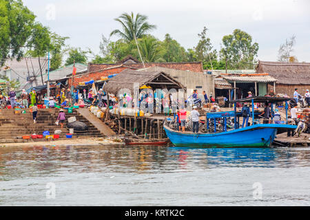 Bateaux et à l'arrêt de la pêche au carrelet piège Cua Dai Beach, Hoi An, Vietnam. Hoi An est reconnu comme Site du patrimoine mondial par l'UNESCO Banque D'Images