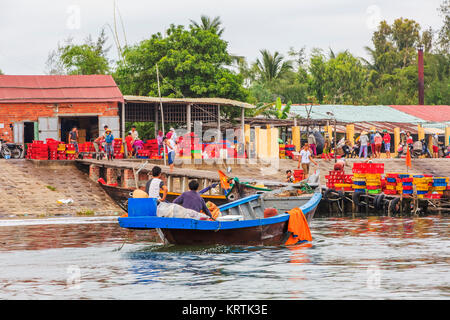 Bateaux et à l'arrêt de la pêche au carrelet piège Cua Dai Beach, Hoi An, Vietnam. Hoi An est reconnu comme Site du patrimoine mondial par l'UNESCO Banque D'Images