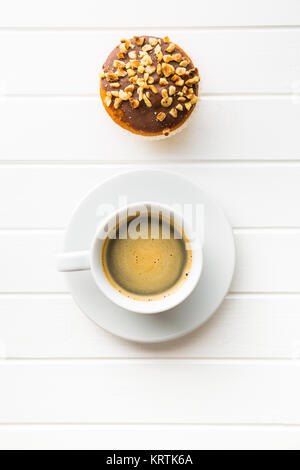 Tasse à café et muffins aux noisettes. Banque D'Images