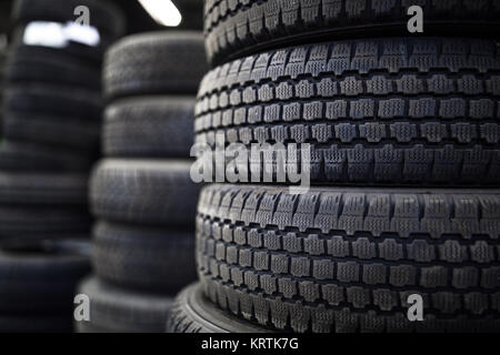 Pneus pour vendre à un magasin de pneus - des piles de vieux pneus usagés Banque D'Images