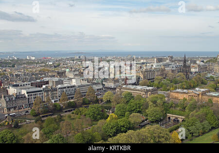 Vue du château d'Édimbourg vers la nouvelle ville, Firth of Forth, Scott Monument et Leith, Édimbourg, Écosse, Royaume-Uni Banque D'Images