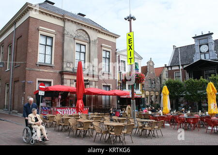 Marktstraat place avec terrasses, centre-ville de la ville frisonne de Sneek, Pays-Bas. En arrière-plan l'ancienne cour de justice. Banque D'Images