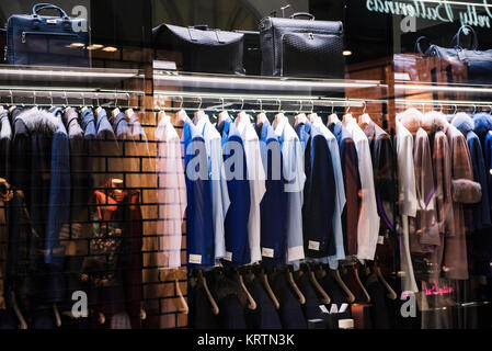 Milan, Italie - 11 novembre 2016 : Boutique de vêtements de luxe à Milan, le quartier de la mode, de l'Italie. Banque D'Images