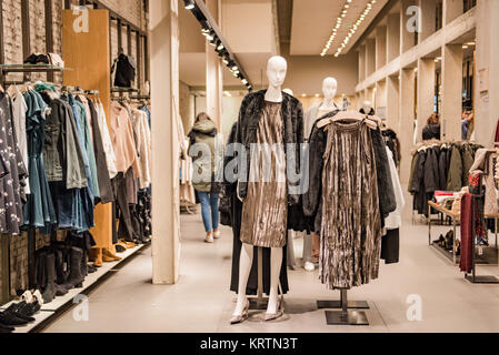 Milan, Italie - 11 novembre 2016 : Boutique de vêtements de luxe à Milan, le quartier de la mode, de l'Italie. Banque D'Images