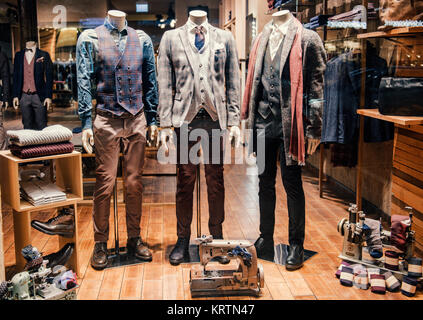 Milan, Italie - 11 novembre 2016 : Boutique de vêtements de luxe à Milan, le quartier de la mode, de l'Italie. Banque D'Images