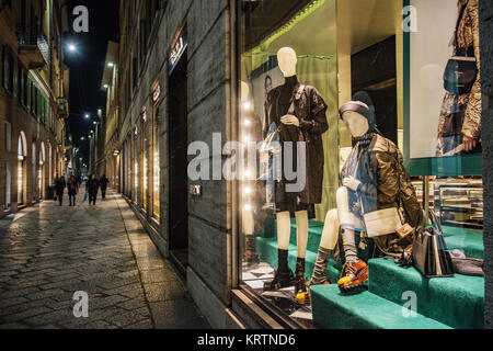 Milan, Italie - 10 novembre 2016 : rue avec des vêtements de luxe à Milan Fashion District. Banque D'Images