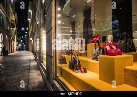 Milan, Italie - 10 novembre 2016 : rue avec des vêtements de luxe à Milan Fashion District. Banque D'Images