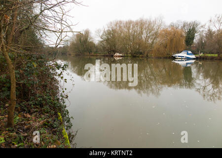 La Tamise à Runnymede prairie inondable ( / ) sur un linge humide froid hiver gris / winters day, avec des rives boueuses. Runnymede, Surrey. UK. (92) Banque D'Images