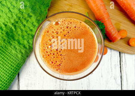 Carotte jus de légumes et une serviette à bord top Banque D'Images