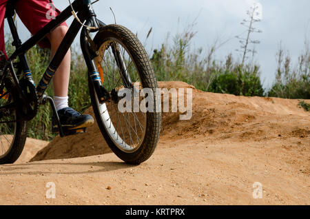 L'avant du vélo BMX sur un chemin de terre Banque D'Images