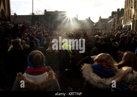 Regarder la foule jeu Ba dans Kirkwall, Orkney isles Banque D'Images