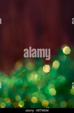 Fond brun Noël avec green bokeh Banque D'Images