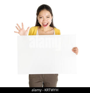 Asian girl holding carte papier blanc vide Banque D'Images