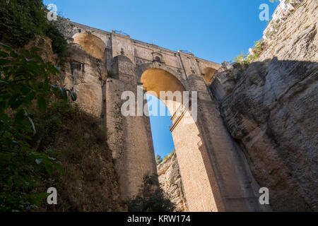 Vue depuis le nouveau pont sur la rivière rio Guadalevin à Ronda, Malaga, Espagne. Monument populaire dans la soirée Banque D'Images