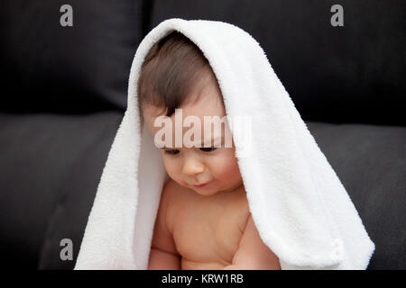 Adorable bébé recouvert d'une serviette Banque D'Images