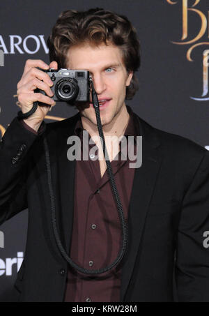 HOLLYWOOD, CA - 2 mars : Keegan Allen actrice assiste à la Disney 'La Belle et la bête' Première Mondiale au El Capitan Theatre Le 2 mars 2017 à Hollywood, Californie. Photo de Barry King//Alamy Stock Photo Banque D'Images