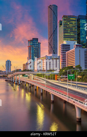 Brisbane. Cityscape image de Brisbane, Australie au cours de l'horizon le coucher du soleil spectaculaire. Banque D'Images