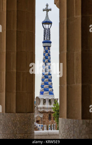 Détail de mosaïque travaux de Parc Guell. En 1984, l'UNESCO a déclaré le parc un Site du patrimoine mondial en vertu de Œuvres d'Antoni Gaudi. De Barcelone en Espagne. Banque D'Images