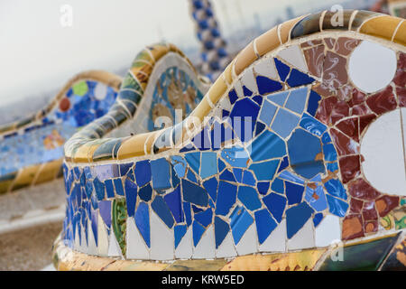 Détail de mosaïque travaux sur la terrasse principale du Parc Guell. En 1984, l'UNESCO a déclaré le parc un Site du patrimoine mondial en vertu de Œuvres d'Antoni Gaudi. De Barcelone Espagne Banque D'Images