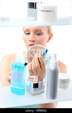 - Shopping cosmétique femme lire les étiquettes Banque D'Images