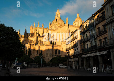 La cathédrale de Ségovie, Espagne baignée dans la lumière du soleil tôt le matin avec ciel bleu Banque D'Images