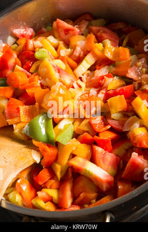 Ragoût de cuisson avec un mélange de légumes colorés et Banque D'Images