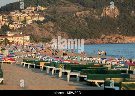 Alanya - Fin de l'après-midi sur la plage de Cléopâtre. Alanya est l'une des stations balnéaires les plus populaires en Turquie Banque D'Images