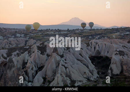 L'air chaud au lever du soleil sur la Cappadoce Baloons Banque D'Images