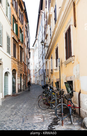 Rue étroite avec des vélos dans la ville de Rome Banque D'Images
