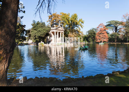 Quelques bateaux sur l'étang de l'établissement Villa Borghese Gardens Banque D'Images