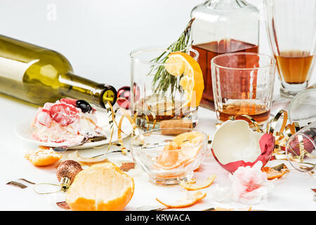 Le matin après le jour de Noël, avec de l'alcool et les restes de table Banque D'Images