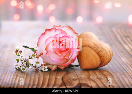 Avec décoration rose et coeur pour la Fête des mères, sur bois devant un fond flou avec Banque D'Images