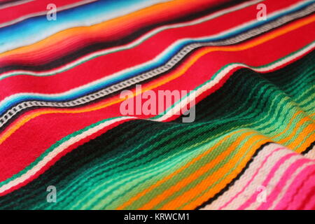 Poncho sarape mexicain traditionnel mexicain fiesta tapis Cinco de Mayo avec bandes d'arrière-plan Banque D'Images