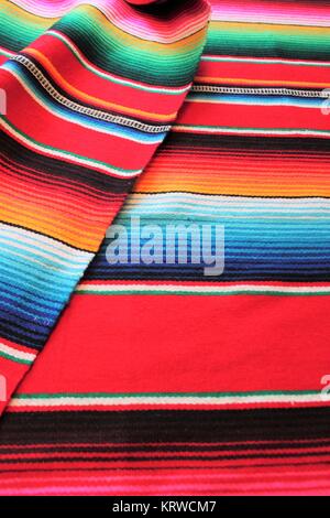 Poncho sarape mexicain traditionnel mexicain fiesta tapis Cinco de Mayo avec bandes d'arrière-plan Banque D'Images