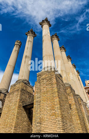 Colonnes du temple romain de Cordoba qui a été construit au premier siècle après le Christ. Découvert en 1950 pendant les travaux de construction dans la ville. Banque D'Images