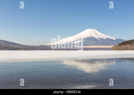 Le Mont Fuji hiver lac Yamanaka Banque D'Images